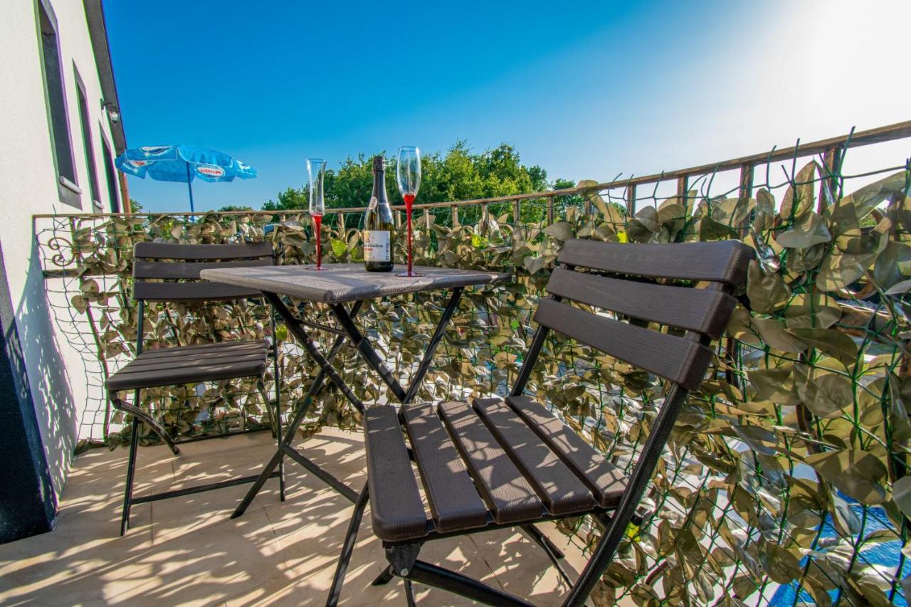 Apartments With Pool In Pula,Croatia Εξωτερικό φωτογραφία