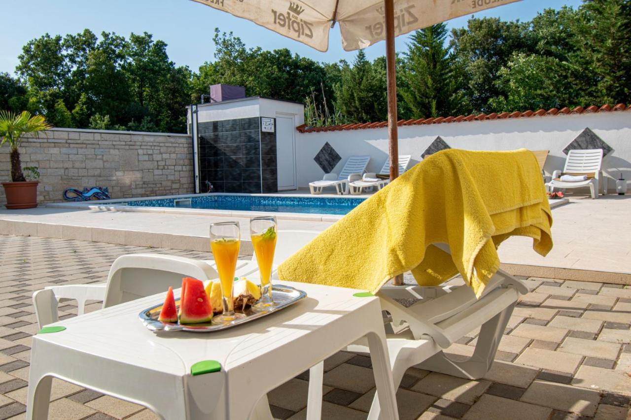 Apartments With Pool In Pula,Croatia Εξωτερικό φωτογραφία
